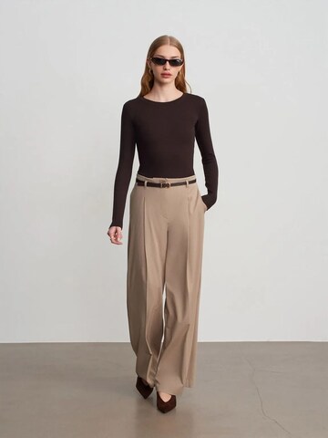 Dilvin Wide leg Trousers in Beige: front