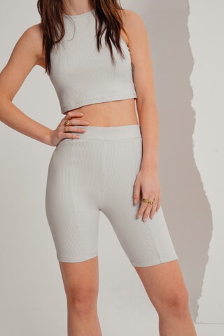 A LOT LESS Skinny Leggings 'Emma' in Grijs: voorkant