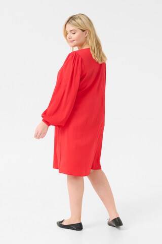 Robe-chemise 'Lunda' KAFFE CURVE en rouge