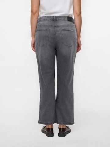 Vero Moda Curve Regular Jeans 'CAMARA' in Grijs