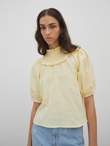 EDITED Blouse 'Eila' in Geel: voorkant