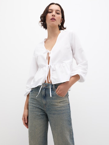 Pull&Bear Blouse in White: front