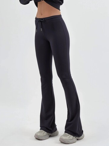 Flared Pantaloni di Busem in blu: frontale