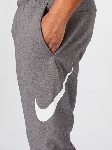 NIKE Tapered Sportbroek in Grijs