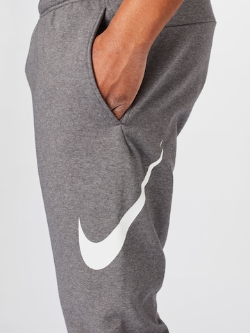 NIKE Zúžený Sportovní kalhoty – šedá