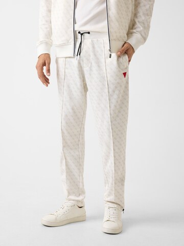 GUESS Tapered Παντελόνι φόρμας 'KORBIN' σε λευκό: μπροστά