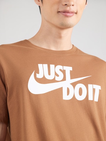 Nike Sportswear Regular fit Póló 'Swoosh' - barna