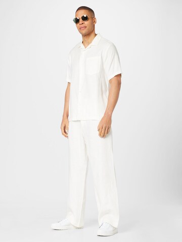 Loosefit Pantalon WEEKDAY en blanc