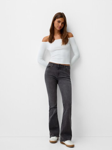 Bershka Flared Jeans in Grau