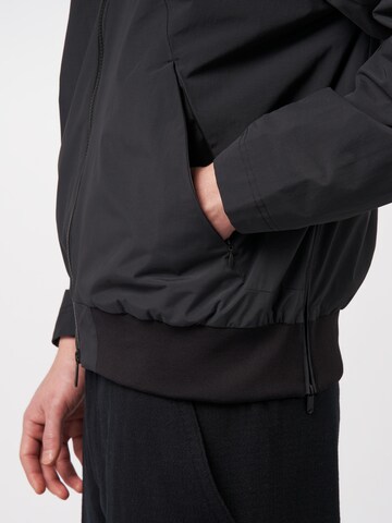 pinqponq Toiminnallinen takki värissä musta