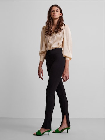 Coupe slim Pantalon 'Danni' PIECES en noir