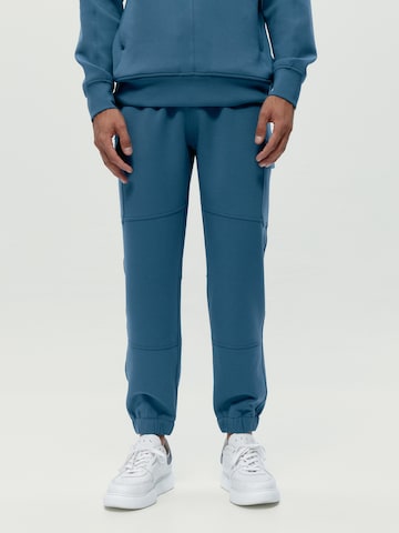 Born Tapered Sportbroek 'Grau' in Blauw: voorkant