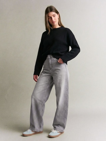 Bershka Barrel Jeans i grå