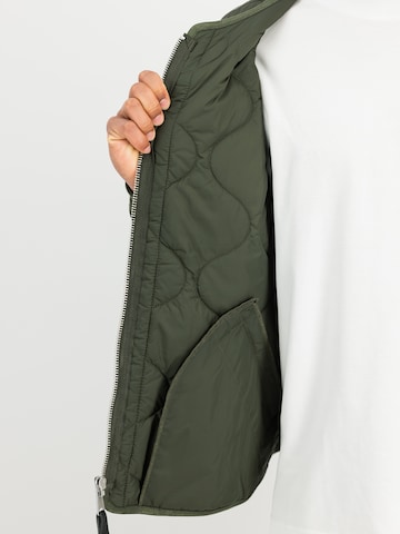 ALPHA INDUSTRIES Jacke 'Q-1' in Grün: Seite