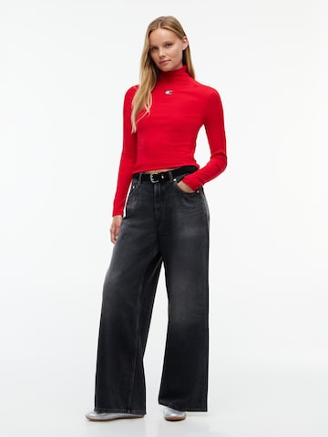 Tricou de la Tommy Jeans pe roșu