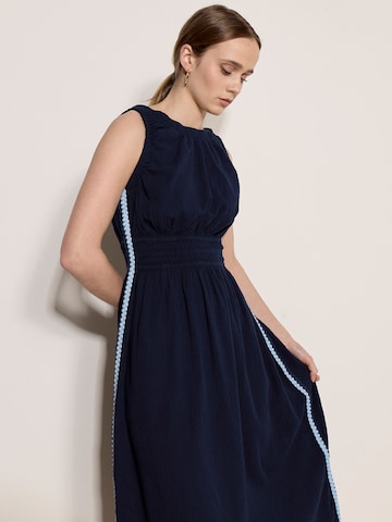 Apricot Crochet Trim Smocked Cotton Midi Dress ' ' in Blau