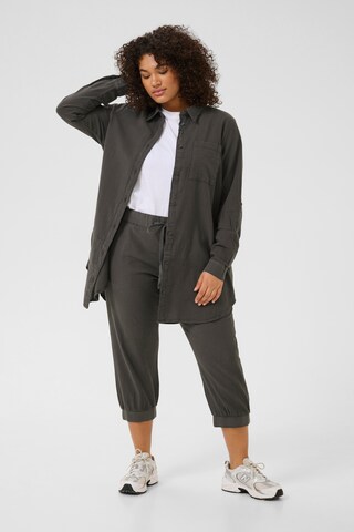 Tapered Pantaloni 'KC Nana' di KAFFE CURVE in grigio