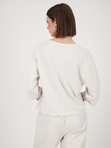 Tricou de la monari pe bej