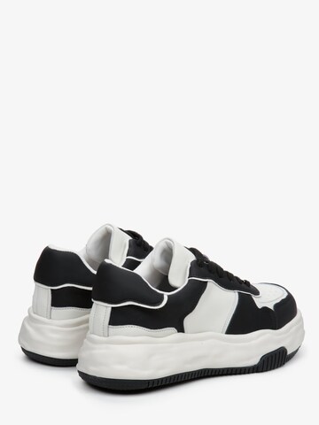 Estro Låg sneaker '3002' i svart