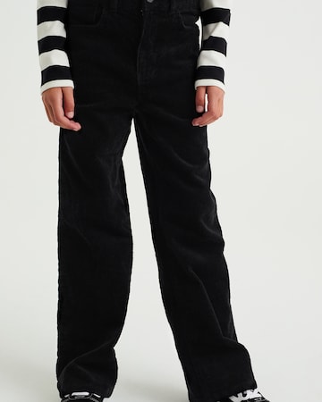 WE Fashion Flared Trousers in Black: front