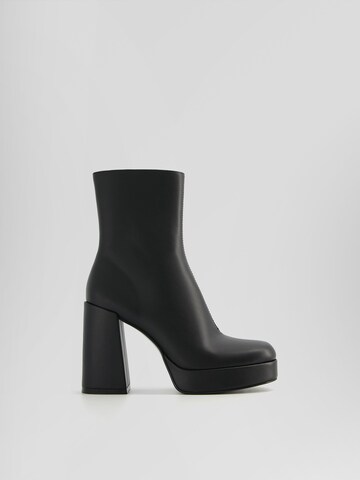 Botine de la Bershka pe negru