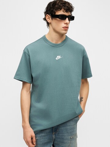 T-Shirt 'PREM ESS' Nike Sportswear en vert