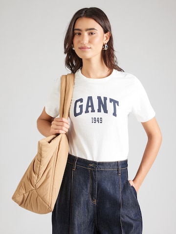 Tricou de la GANT pe alb: față
