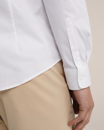 Coupe slim Chemise WE Fashion en blanc
