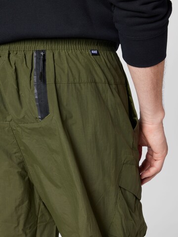 Loosefit Pantalon cargo Nike Sportswear en vert