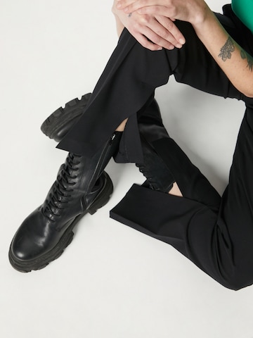 Regular Pantalon à plis UNITED COLORS OF BENETTON en noir