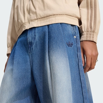 ADIDAS ORIGINALS - Pierna ancha Pantalón vaquero plisado en azul