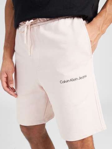 Calvin Klein Jeans - Loosefit Calças 'INSTITUTIONAL' em rosa