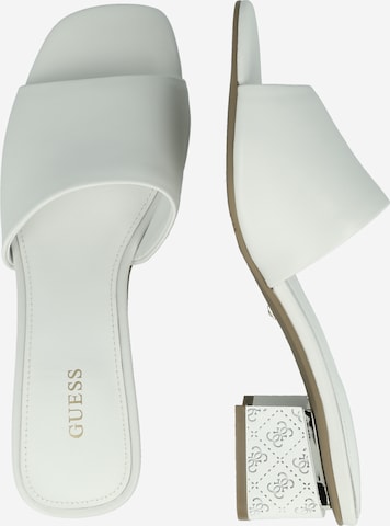 GUESS - Zapatos abiertos 'YARA' en blanco