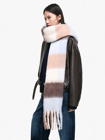 Fular de la Bershka pe galben