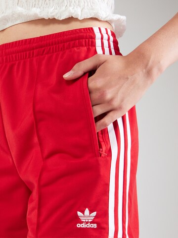 ADIDAS ORIGINALSLoosefit Hlače 'Firebird' - crvena boja