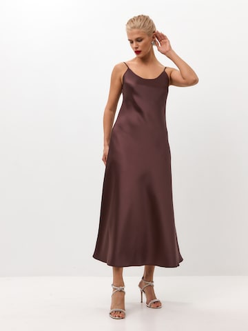 Abito 'Midi satin slip dress 'Majestic'' di Serena Silueta in marrone