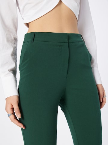 Slimfit Pantaloni con piega frontale di Warehouse in verde