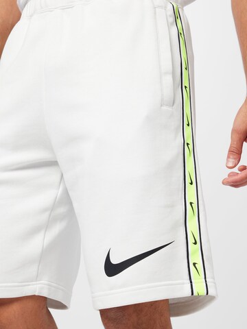 regular Pantaloni di Nike Sportswear in bianco
