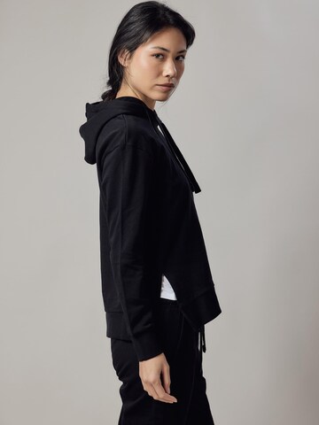 Felpa 'Felpa con Cappuccio e Spacchi Laterali' di OWN Off With Nature in nero: frontale