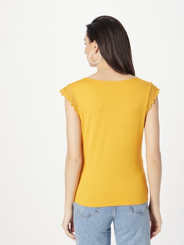 T-shirt 'Caitlin' ABOUT YOU en jaune
