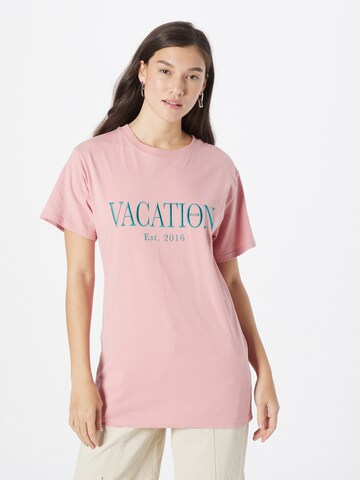 On Vacation Club T-Shirt in Pink: predná strana
