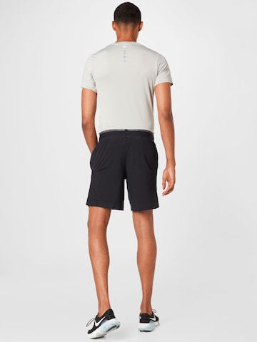 Regular Pantaloni sport de la NIKE pe negru