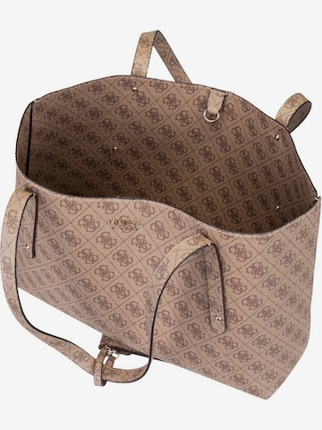 Sac shopper - GUESS - Eco Brenton Tote - Marron clair - 42x28 cm - Avec sac à épaule et d'ustensiles brun clair - Bagagerie - Maroquinerie Sac shopper - GUESS - Eco Brenton Tote - Marron clair - 42x28 cm - Avec sac à épaule et d'ustensiles brun clair - Bagagerie - Maroquinerie