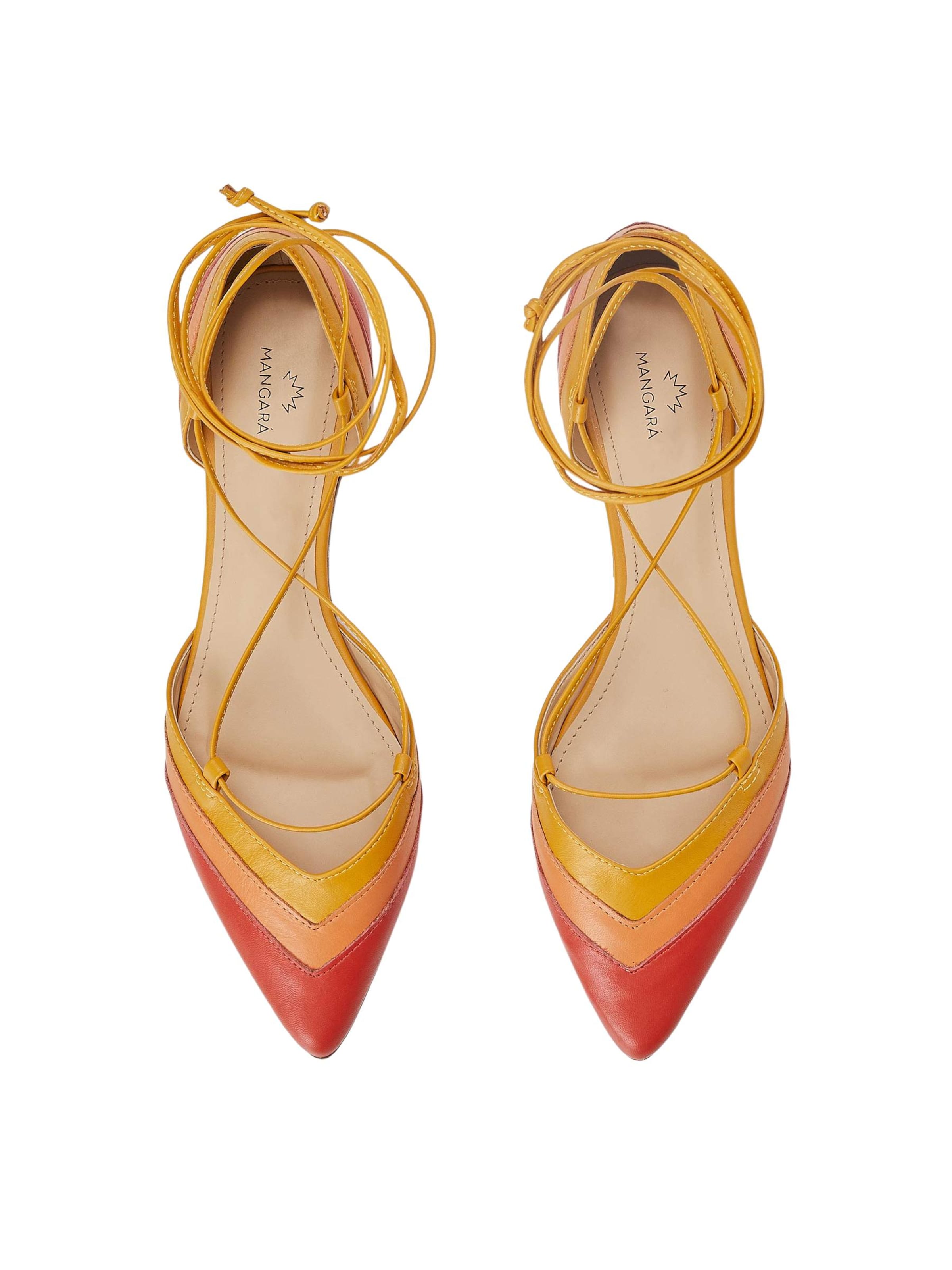 Ballerina 'Ballerines Mangara Cereja à nouer à la cheville en cuir' di Mangara Atelier in rosso