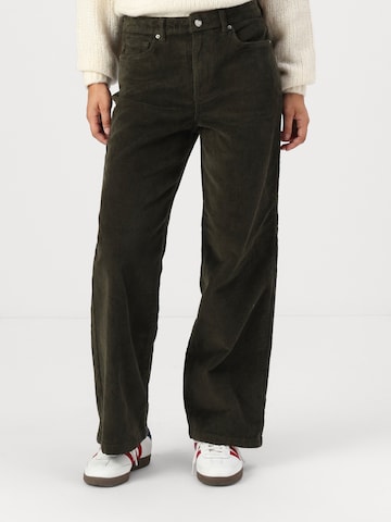 Vero Moda Petite - Pierna ancha Pantalón 'VMTESSA' en verde: frente