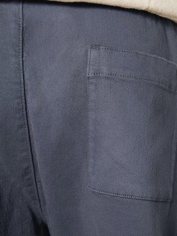 Bershka Zúžený strih Chino nohavice - Sivá