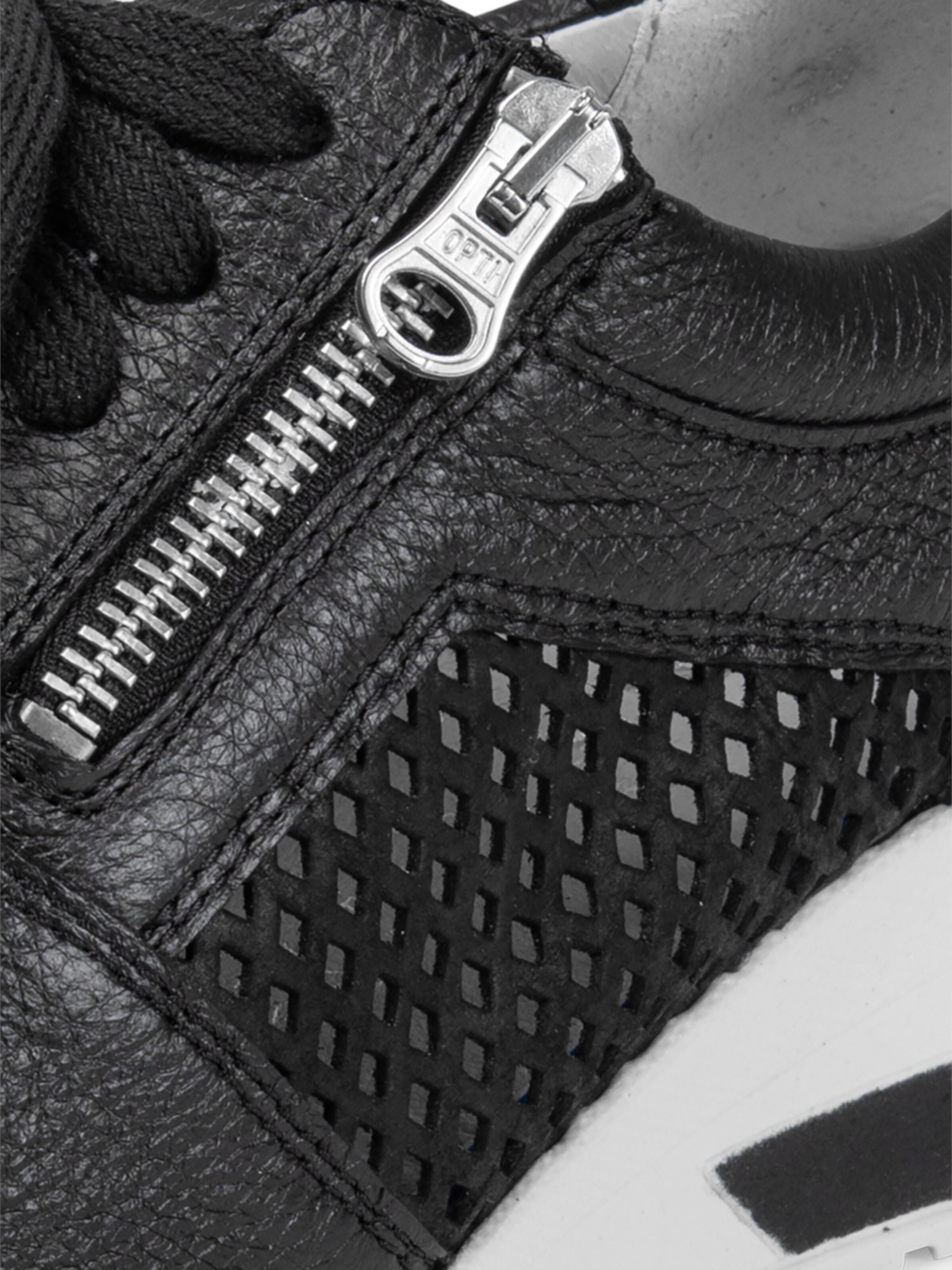 VITAFORM Sneakers in Black