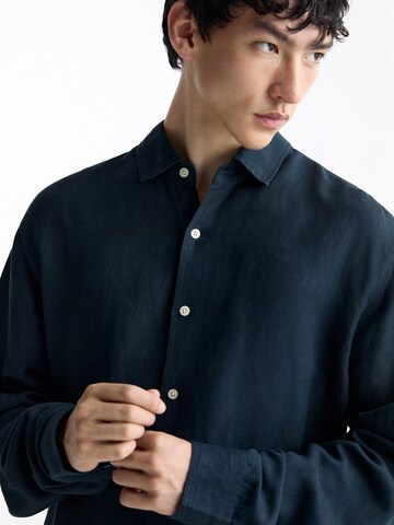 Pull&Bear Comfort fit Koszula w kolorze niebieski