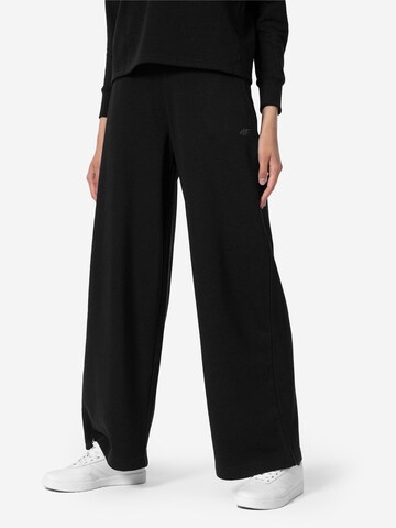 4F Loose fit Workout Pants in Black: front