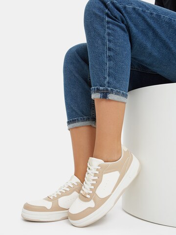 Sneaker low de la Bershka pe galben